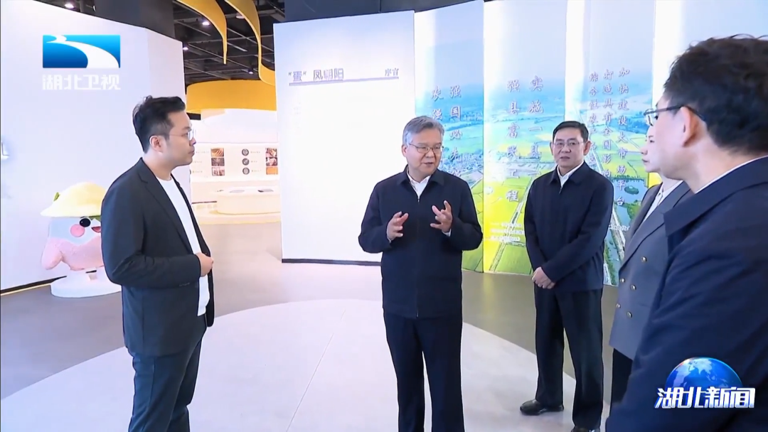 Governor Li Dianxun of Hubei Province conducts a survey at the IBI Central China (Xishui) Egg Product Trading Center.